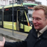 Садовий підвищує тарифи — і виписує собі сотні тисяч допомоги