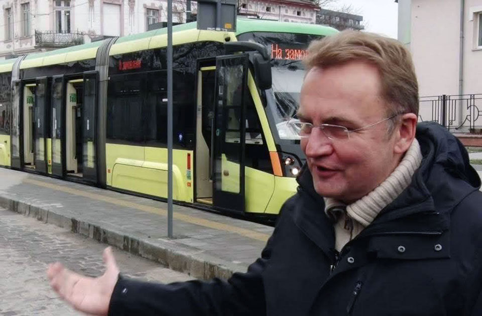 Садовий підвищує тарифи — і виписує собі сотні тисяч допомоги